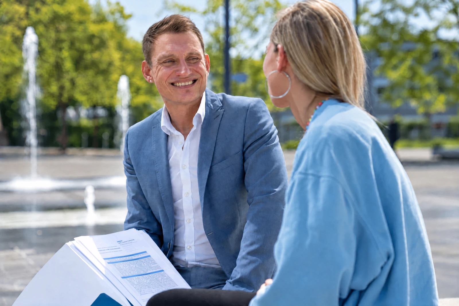 Dawid Trelka im Gespräch mit einer Klientin